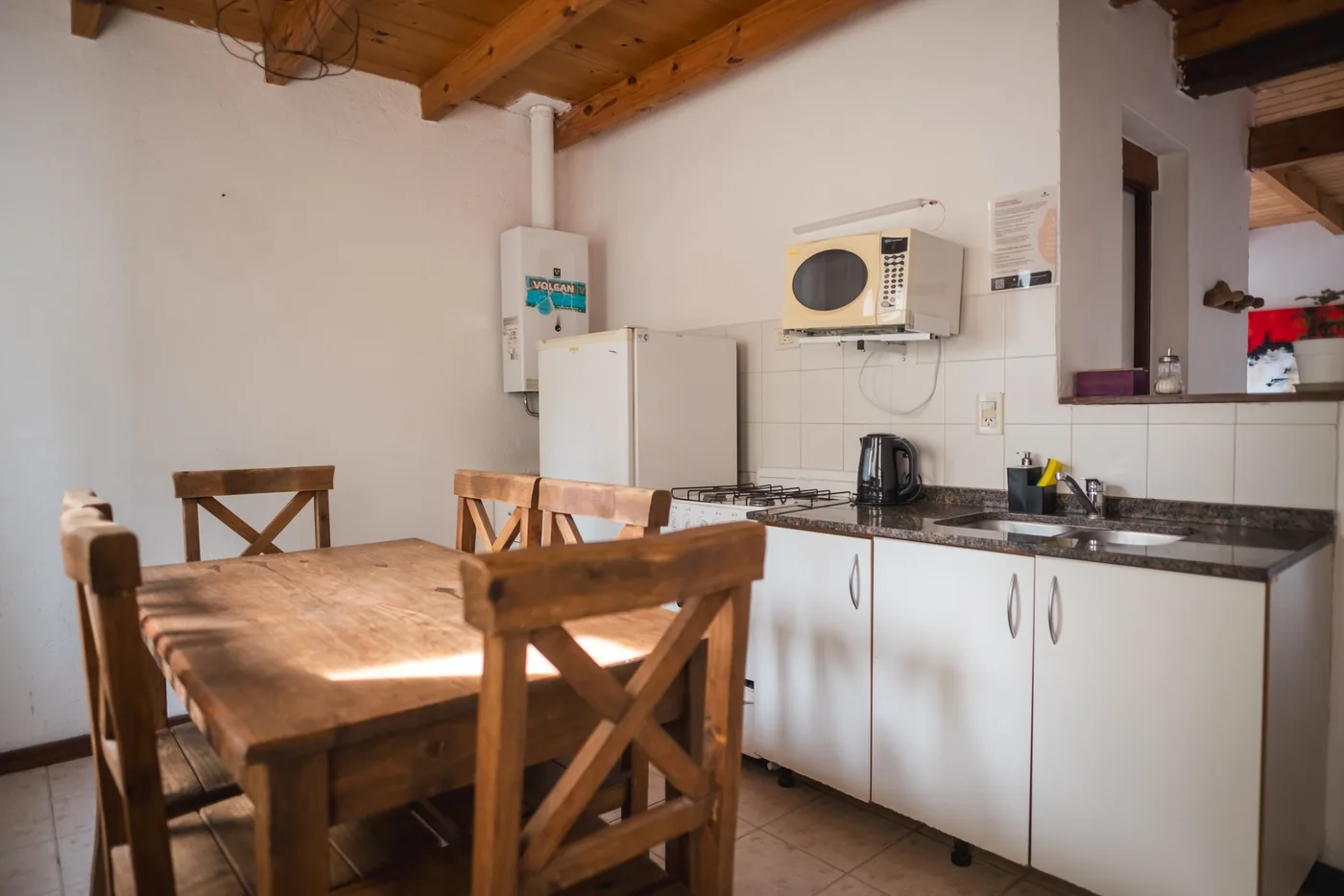 Cocina completa de la Cabaña Grande con heladera, microondas y calefactor por tiro balanceado