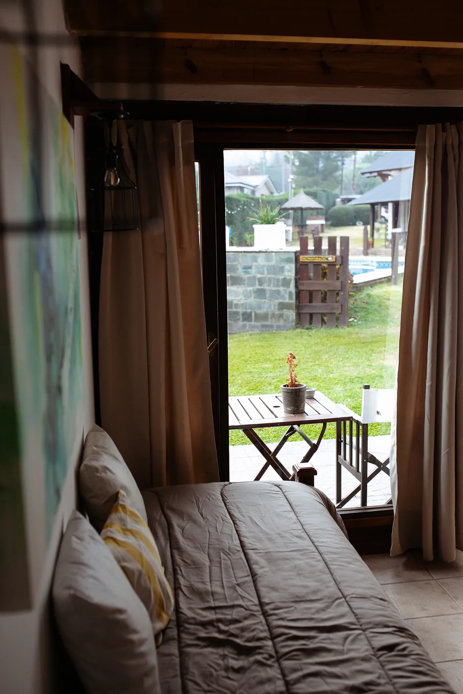 Dormitorio de la Cabaña Grande con vista al parque y la pileta