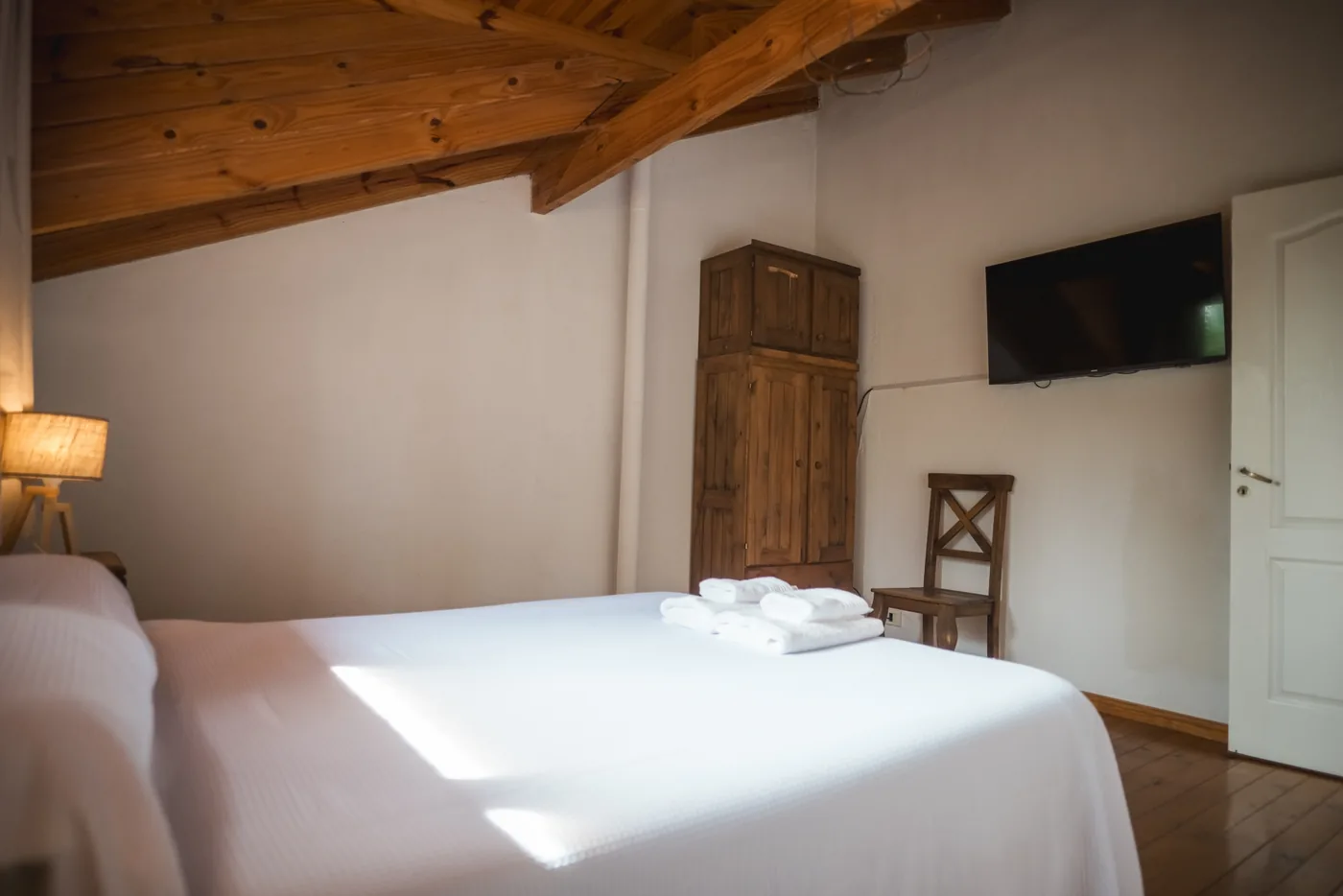 Dormitorio matrimonial de la Cabaña Grande con Smart TV