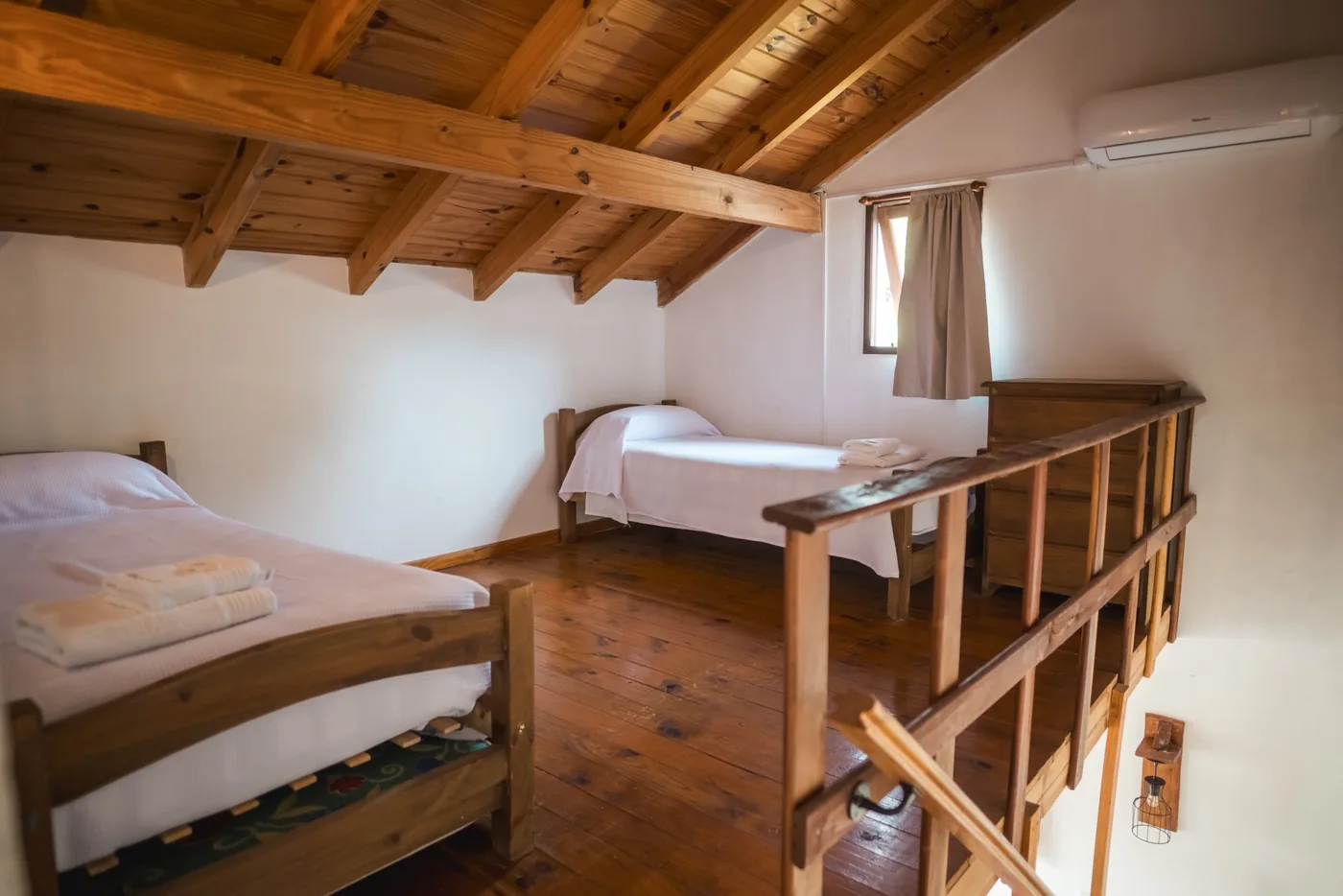 Entrepiso de la Cabaña Grande con dos camas y aire acondicionado