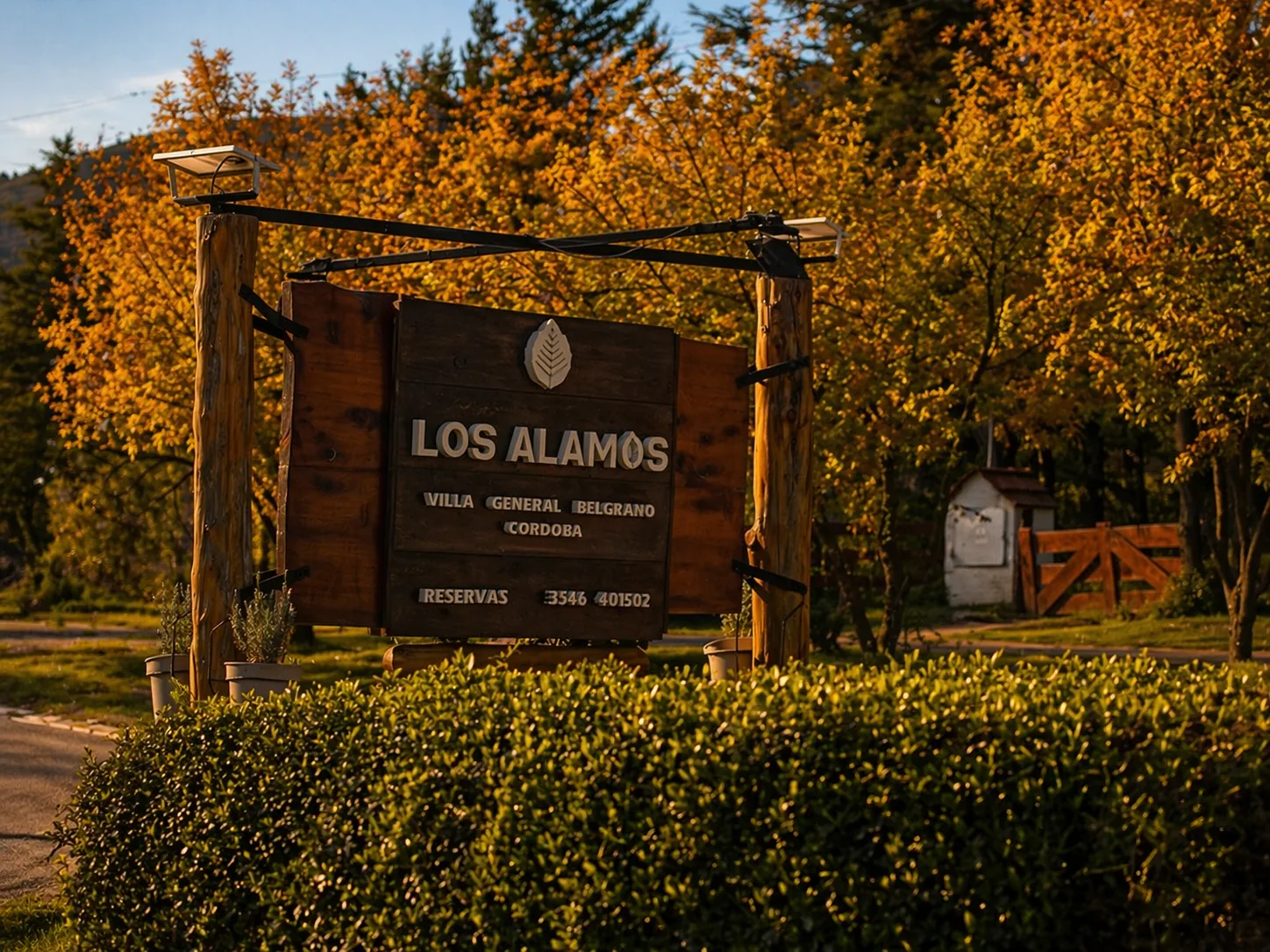Álamos dorados en otoño junto al cartel de Los Álamos